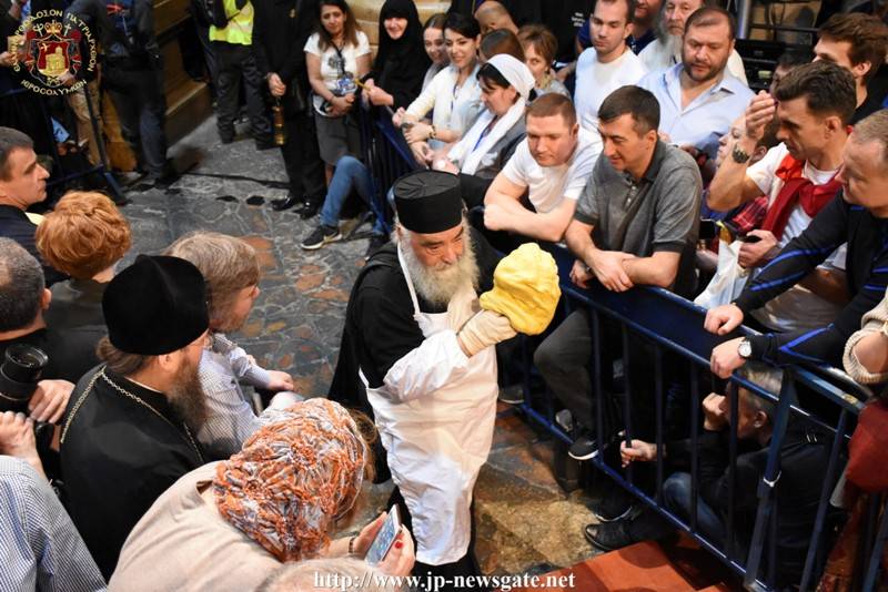 Ο μοναχός Παντελεήμων τοῦ Παναγίου Τάφου μέ τό κερί τῆς Ἁγίας Σφραγίσεως.