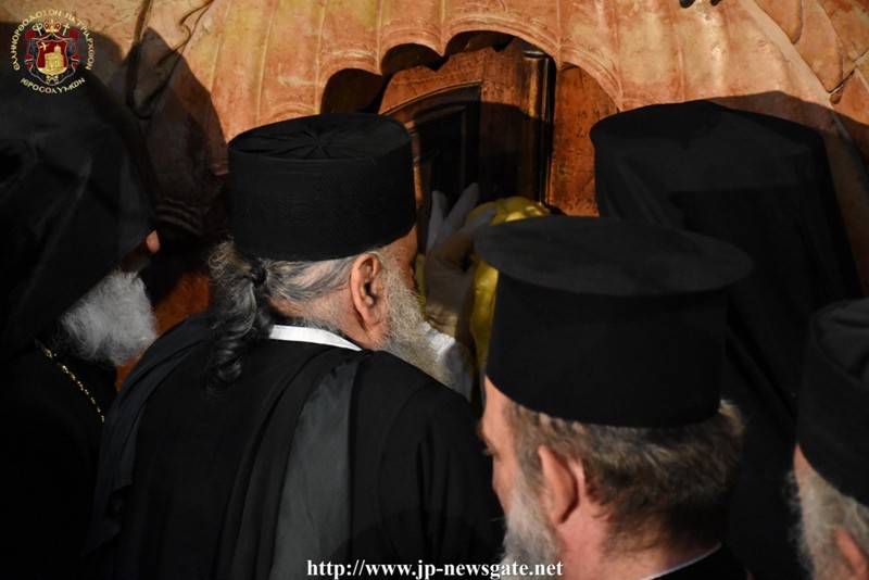 Η σφράγιση της θύρας του Ἱερου Κουβουκλίου.