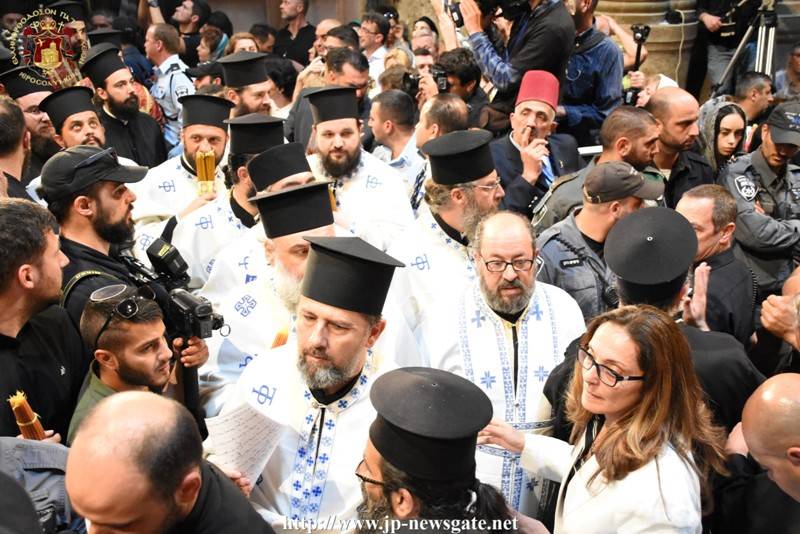 Η Ιερά λιτανεία του Μεγάλου Σαββάτου με το 'Φῶς Ἱλαρόν'.