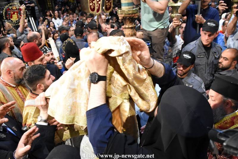 Ο Πατριάρχης Ἱεροσολύμων κατά τήν είσοδο στον Τάφο ἐκδύεται τήν Πατριαρχική του Στολή.