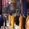 Κινέζοι Βουδιστές μοναχοί που συμμετέχουν σε επίσημη τελετή στη Hangzhou.