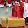 Ο πάπας Βενέδικτος ο 16ος, προεξάρχει στην κηδεία του πάπα Ιωάννη Παύλου του 2ου ως καρδινάλιος (8 Απριλίου 2005).