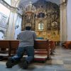Ρωμαιοκαθολικός πιστός προσεύχεται στο Μεξικό. 