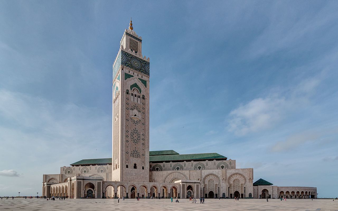 Το Μέγα Τζαμί που ανέγειρε λίγο πριν το θάνατό του ο Σουλτάνος του Μαρόκου, Χασάν Β', το μεγαλύτερο σε ύψος του κόσμου, πάνω σε νησίδα.