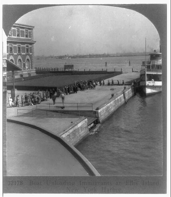 Αποβίβαση στο Ellis Island [πηγή: Βιβλιοθήκη του Κογκρέσου]
