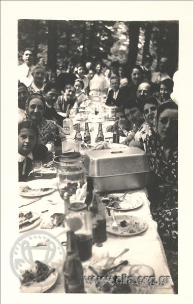 Ομογενείς της Αμερικής σε γεύμα το 1940 [πηγή: Ελληνικό Λογοτεχνικό & Ιστορικό Αρχείο]