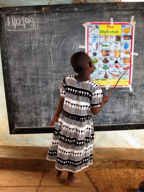Ουγκάντα: Μαθήτρια στον πίνακα