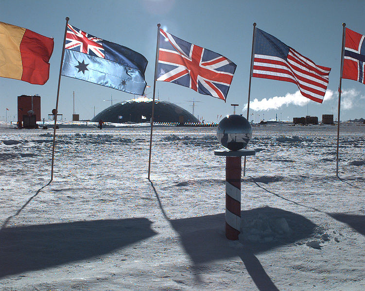  Ανταρκτική: Ο «επίσημος» Νότιος Πόλος, στον Σταθμό Νοτίου Πόλου Αμούδσεν-Σκοτ (Πηγή: Wikimedia)