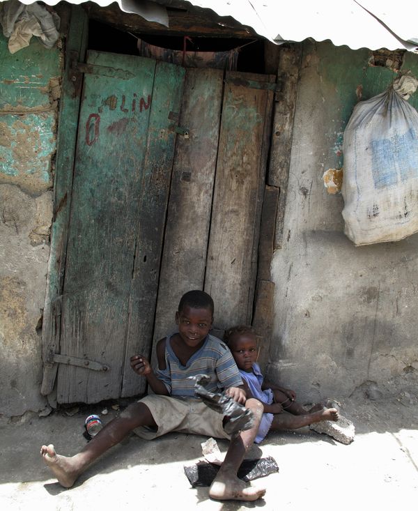 Αϊτή: Παιδιά στην εξώπορτα