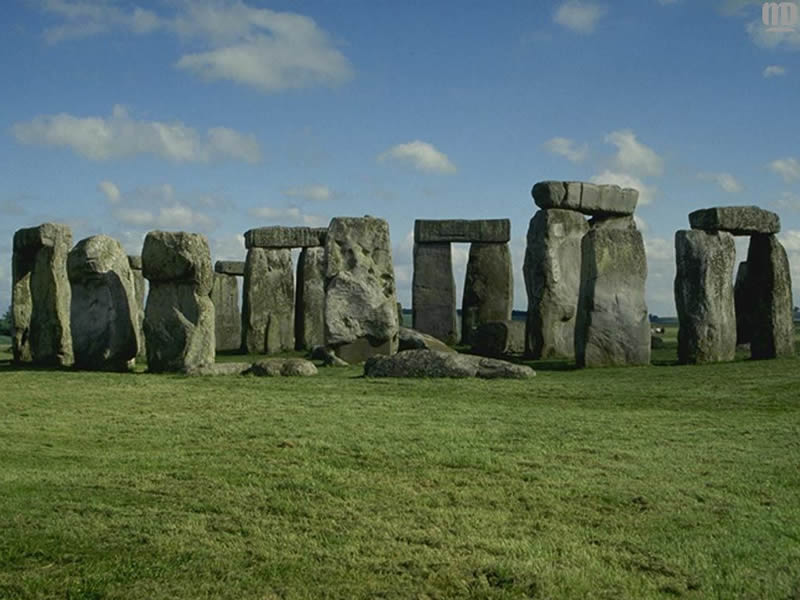 ΗΝΩΜΕΝΟ ΒΑΣΙΛΕΙΟ:  To Στόουνχεντζ είναι νεολιθικό μεγαλιθικό μνημείο του οποίου η διαμόρφωση συνεχίστηκε ως την Εποχή του Χαλκού, κοντά στο Έιμσμπερι (Amesbury) της Αγγλίας.