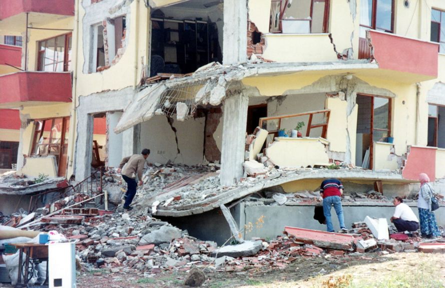 Κατάρρευση κατοικιών μετά από πολύ ισχυρό σεισμό στην Τουρκία.