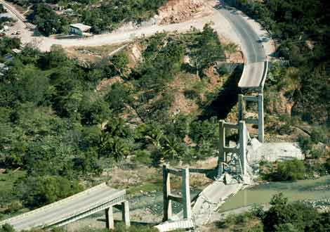 Κατάρρευση γέφυρας έπειτα από σεισμική δόνηση.