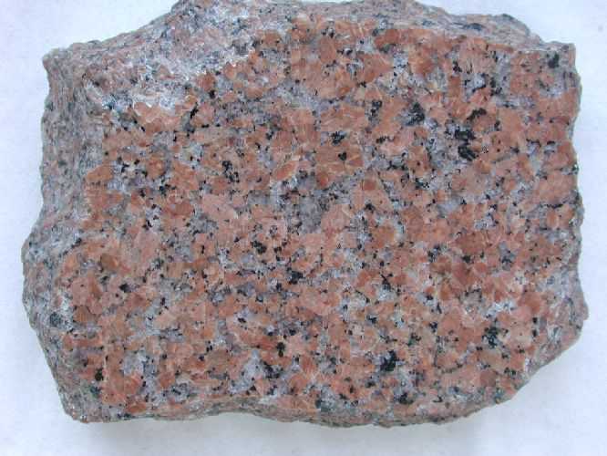 Ο γρανίτης είναι ένα εξαιρετικά σκληρό πέτρωμα που σχηματίζεται από το ηφαιστειακό μάγμα. Χρησιμοποιείται ως διακοσμητικό υλικό, στην οδοποιία και σε άλλες δομικές κατασκευές.