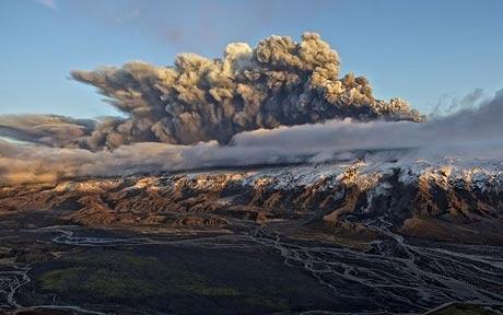 Η ηφαιστειακή τέφρα μετά από έκρηξη ηφαιστείου στην Ισλανδία έγινε αιτία να ακυρωθούν εκατοντάδες πτήσεις αεροσκαφών σε ολόκληρη την Ευρώπη.