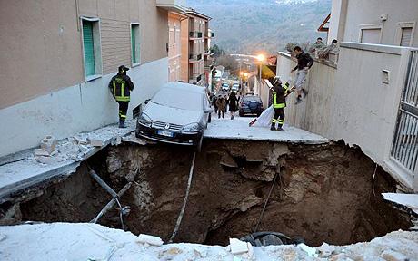 Υποχώρηση του εδάφους μετά από σεισμική δόνηση στην Ιταλία.