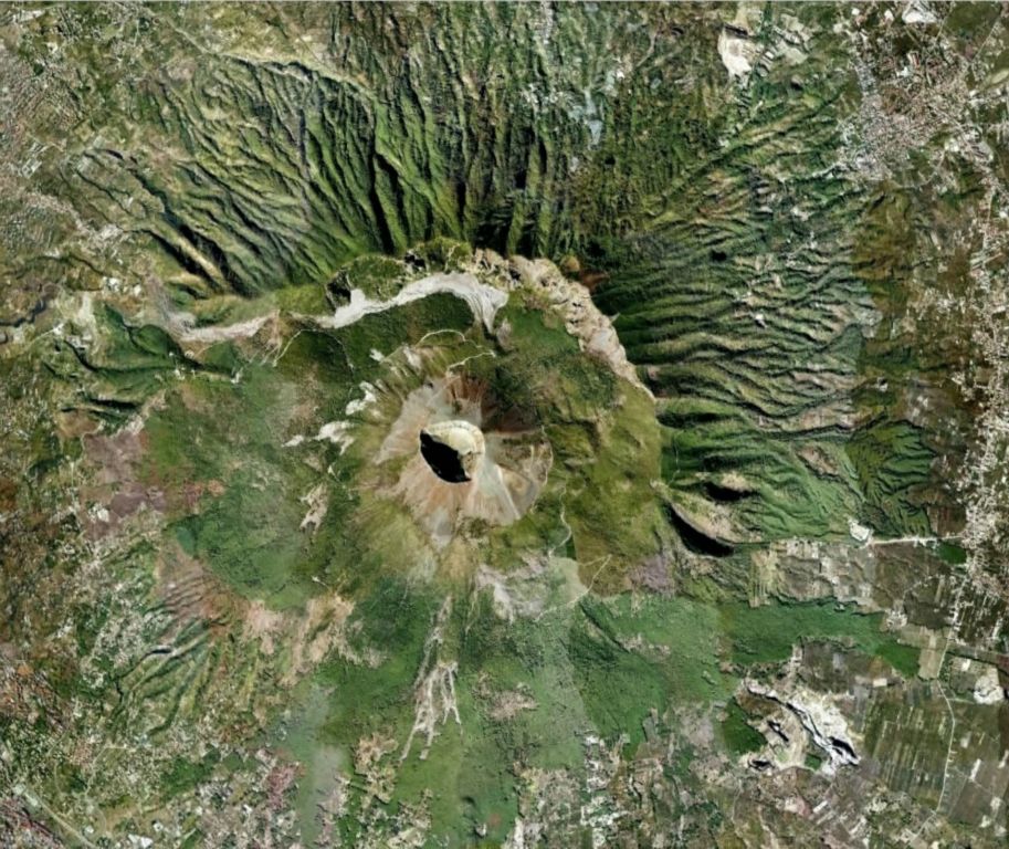 Δορυφορική φωτογραφία του Βεζούβιου. Διακρίνονται οι εύφορες πλαγιές γύρω από τον κρατήρα του ηφαιστείου.